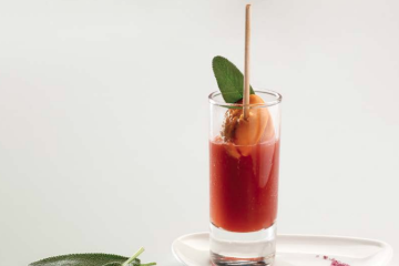 Chupito de Bloody Mary con mejillón