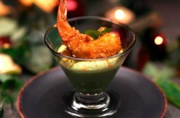 Crema de aguacates maduros con langostinos crujientes