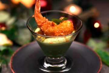 Crema de aguacates maduros con langostinos crujientes