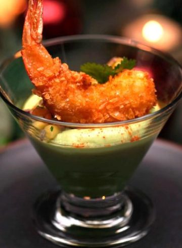 Crema de aguacates maduros con langostinos crujientes