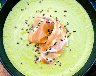 Crema fría de melón con jamón crujiente y queso feta