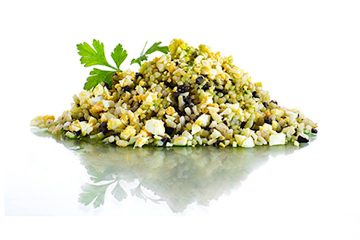 Ensalada de arroz integral con huevo duro, aceitunas y pistachos