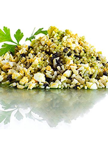 Ensalada de arroz integral con huevo duro, aceitunas y pistachos