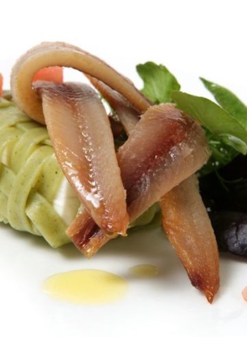 Ensalada de pasta con mozzarella y anchoas ahumadas
