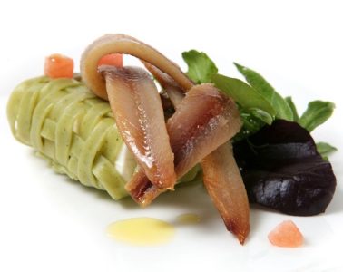 Ensalada de pasta con mozzarella y anchoas ahumadas
