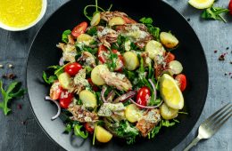 Ensalada de patata, caballa y canónigos (Foto Pesca España)