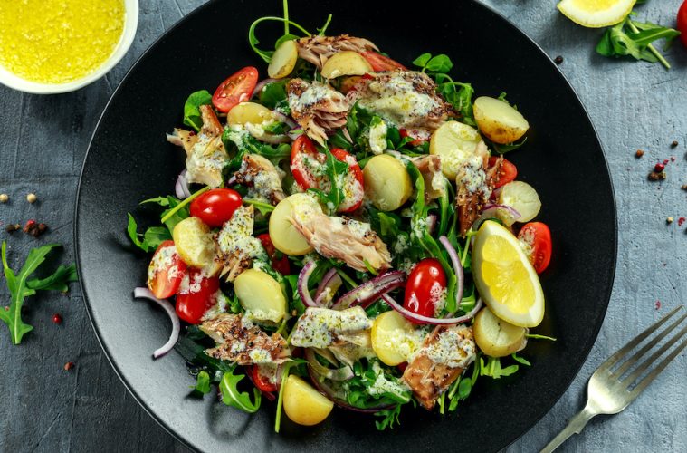 Ensalada de patata, caballa y canónigos (Foto Pesca España)