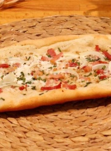 Flammkuchen con bacon y la parte verde de la cebolleta