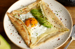 Galettes de aguacate, queso y huevo
