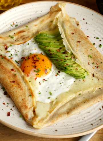 Galettes de aguacate, queso y huevo
