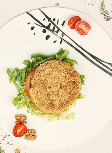 Hamburguesa vegetal con garbanzos sobrantes, verduras y nueces
