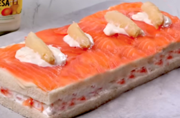 Pastel frío de salmón ahumado y espárragos