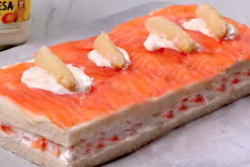 Pastel frío de salmón ahumado y espárragos