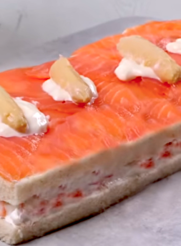 Pastel frío de salmón ahumado y espárragos