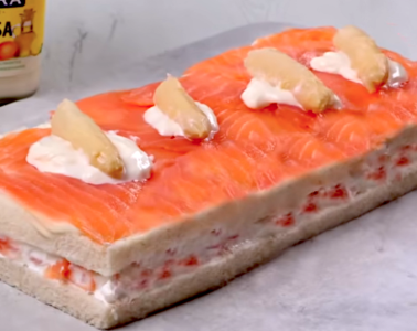 Pastel frío de salmón ahumado y espárragos