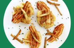 Patatas aplastadas con panceta crujiente y manzana