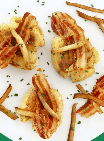 Patatas aplastadas con panceta crujiente y manzana