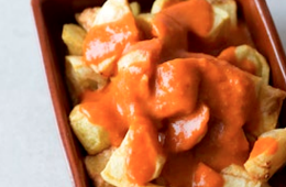 Patatas con salsa brava de restos de chorizo picante