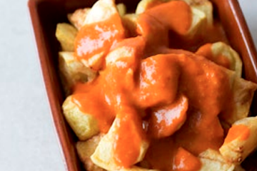 Patatas con salsa brava de restos de chorizo picante