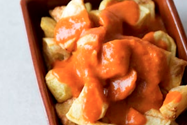 Patatas con salsa brava de restos de chorizo picante