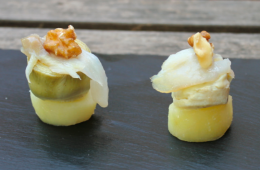 Pincho de patata cocida, alcachofa en conserva y bacalao ahumado