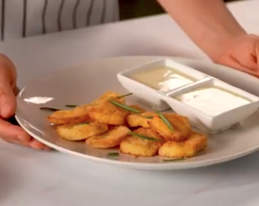 Queso fresco empanado con salsa de mostaza y miel
