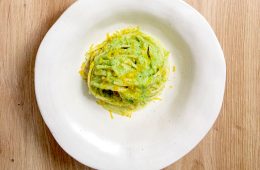 Spaghetti con crema de brócoli y mojama