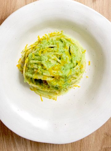Spaghetti con crema de brócoli y mojama