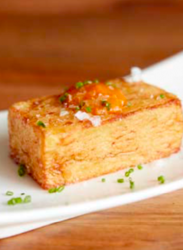 Tapa de patata confitada con salsa brava