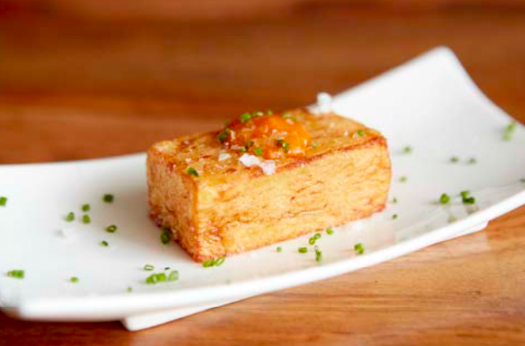 Tapa de patata confitada con salsa brava