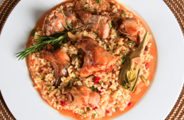 Arroz caldoso de conejo y alcachofas