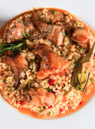 Arroz caldoso de conejo y alcachofas