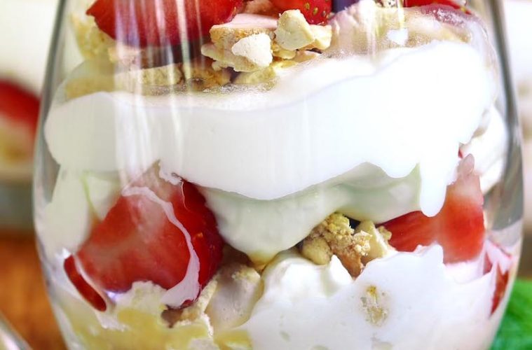 Copa de yogur con frutos rojos y muesli