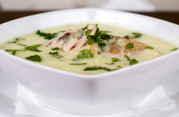 Crema de espinacas con láminas de bacalao y garbanzos crujientes