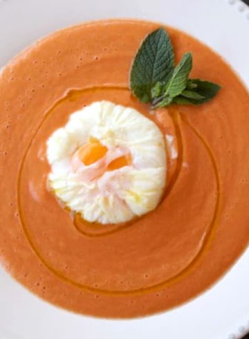 Crema fría de garbanzos y huevo poché