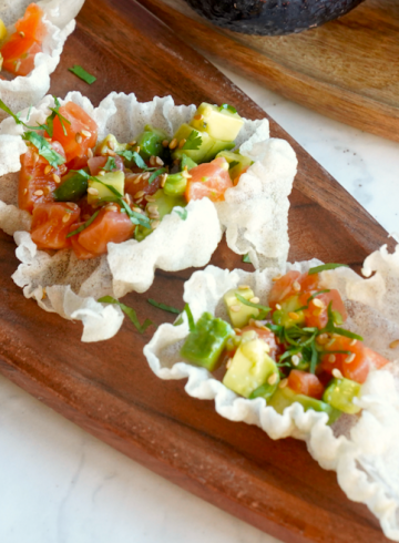 Crujientes de arroz con tartar de salmón y aguacate