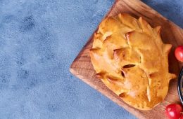 Empanada de carne con salsa de tomate natural Foto Choví)
