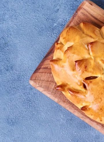 Empanada de carne con salsa de tomate natural Foto Choví)