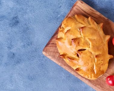 Empanada de carne con salsa de tomate natural Foto Choví)