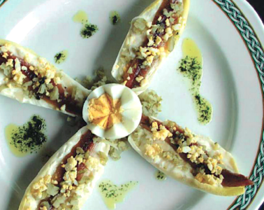 Endivias con anchoa y queso de torta