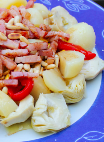 Ensalada campera templada con bacon y piñones y sobras de alcachofa