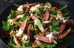 Ensalada con tropezones de carne de un filete sobrante de ayer