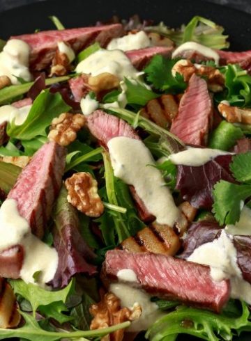 Ensalada con tropezones de carne de un filete sobrante de ayer