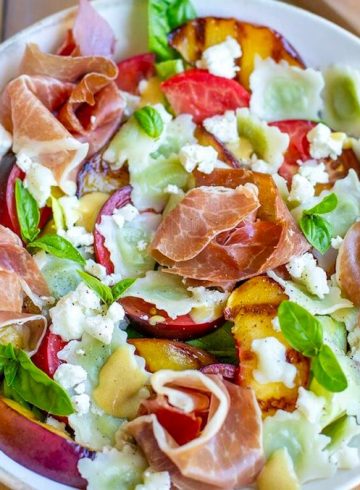 Ensalada de ravioli con jamón queso de cabra y fruta de temporada