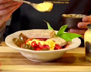 Ensalada de tomate y ventresca con vinagreta de mostaza