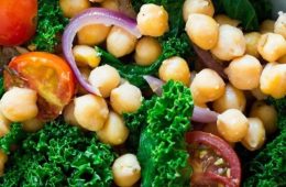 Garbanzos de ayer con kale y tomatitos cherry