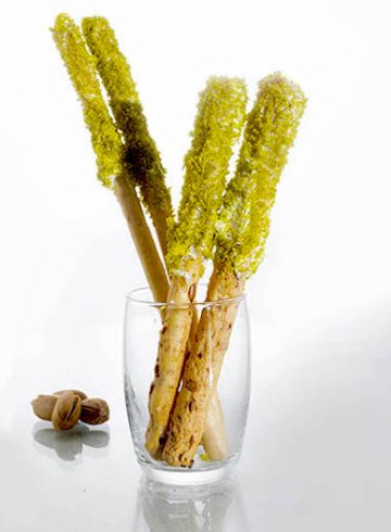 Palitos de pan con cobertura de queso y pistachos