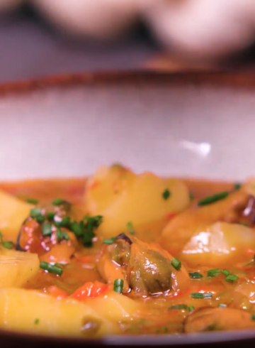 Patatas guisadas con mejillones en conserva