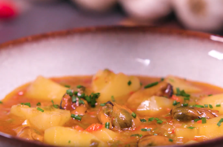 Patatas guisadas con mejillones en conserva