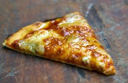 Pizza vegana con verduras que empiecen a madurar